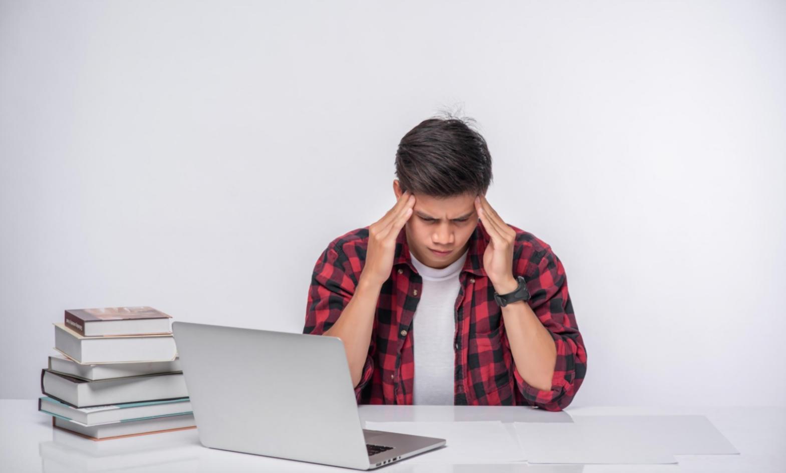 Estudiante aplicando conocimientos